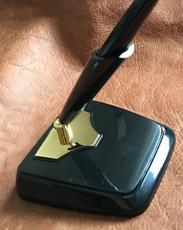 03 Pen In Stand Web 600hpx